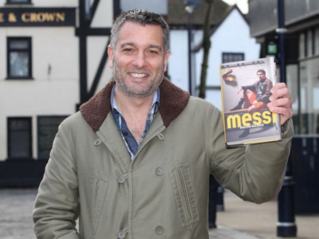 Guillem Balague và cuốn sách viết về Messi.